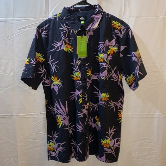 NWT!!Quiksilver Mens Classic Button Up Hawaiian Shirt Size Medium - Picture 1 of 5
